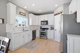 734 Creekwood Ln, West Bend, WI 53095 - Photo 10