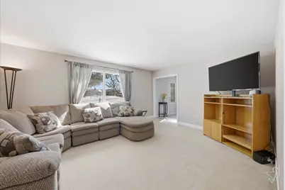 15429 W Mayflower Ct, New Berlin, WI 53151 - Photo 2