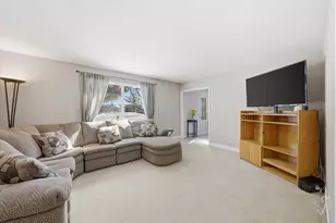 15429 W Mayflower Ct, New Berlin, WI 53151 - Photo 2