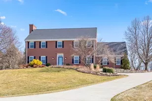 W235S4478 Amber Ct, Waukesha, WI 53189 - Photo 2