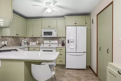 358  Park Hill Dr #B, Pewaukee, WI 53072 - Photo 6