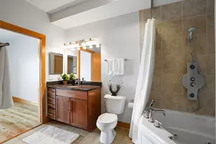 1550 E Royall Pl, Milwaukee, WI 53202 - Photo 8