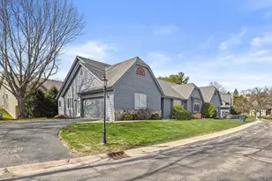 308 King William Ct, Waukesha, WI 53186 - Photo 2