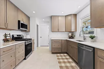 831 W Riverview Dr, Glendale, WI 53209 - Photo 10