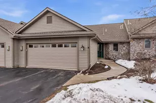 476 Oak Ridge Dr, Hartland, WI 53029 - Photo 1