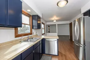 219 Willow Ct, Hartland, WI 53029 - Photo 2