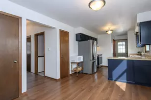 219 Willow Ct, Hartland, WI 53029 - Photo 4