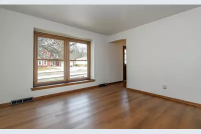 219  Willow Ct, Hartland, WI 53029 - Photo 10