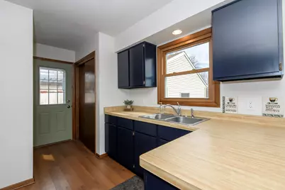 219  Willow Ct, Hartland, WI 53029 - Photo 6