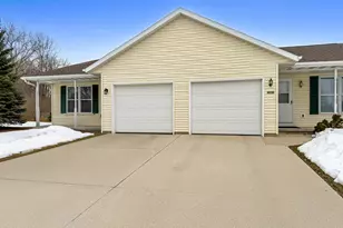 4530 Oaktree Ct, Manitowoc, WI 54220 - Photo 2