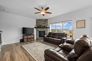 N67W25382 Breckenridge Ct, Sussex, WI 53089 - Photo 8