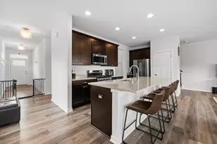 N67W25382 Breckenridge Ct, Sussex, WI 53089 - Photo 2