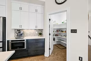 N65W15789 Fox Meadow Dr, Menomonee Falls, WI 53051 - Photo 6