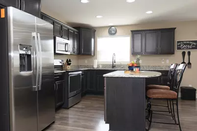 558  Yosemite Ave, Hartford, WI 53027 - Photo 2