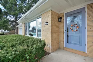 145 Lynnwood Ln, Brookfield, WI 53005 - Photo 2