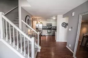 4915 W Colonial Ct, Greenfield, WI 53220 - Photo 4