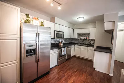 4915 W Colonial Ct, Greenfield, WI 53220 - Photo 6