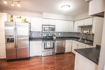 4915 W Colonial Ct, Greenfield, WI 53220 - Photo 8