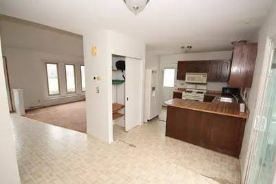 8645 S Riverton Rd, Oak Creek, WI 53154 - Photo 4