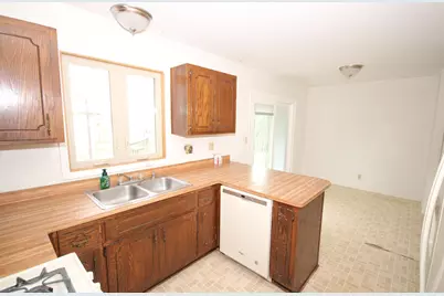 8645 S Riverton Rd, Oak Creek, WI 53154 - Photo 6