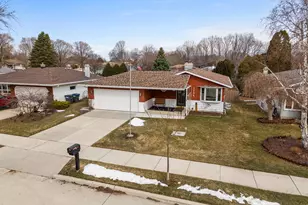1736 Knoll Crest Dr, Sheboygan, WI 53081 - Photo 1