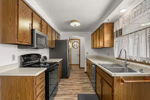 1736 Knoll Crest Dr, Sheboygan, WI 53081 - Photo 10