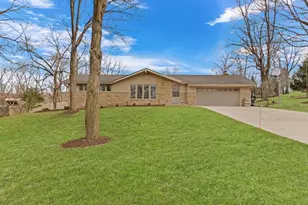 N17W27387 Lakefield Dr, Pewaukee, WI 53072 - Photo 2