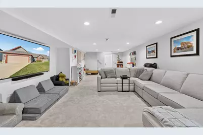 W199N17111  Ridgeway Dr, Jackson, WI 53037 - Photo 4