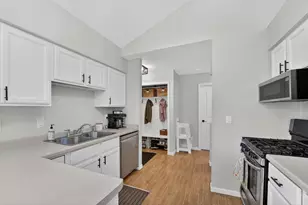 W199N17111 Ridgeway Dr, Jackson, WI 53037 - Photo 8