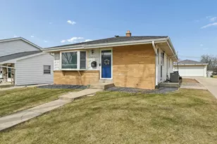 9826 W Menomonee Park Ct, Milwaukee, WI 53225 - Photo 2