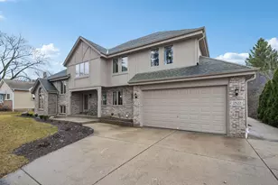 2527 W Goldcrest Ave, Milwaukee, WI 53221 - Photo 2