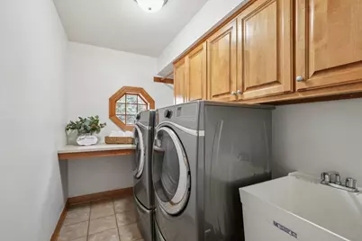 2527 W Goldcrest Ave, Milwaukee, WI 53221 - Photo 16