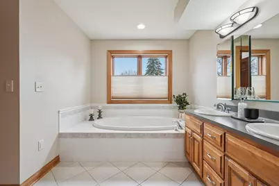 2527 W Goldcrest Ave, Milwaukee, WI 53221 - Photo 20