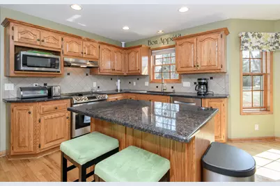 4195 W Squire Ave, Greenfield, WI 53221 - Photo 6