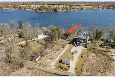 212 S Golden Lake Ln, Summit, WI 53066 - Photo 2