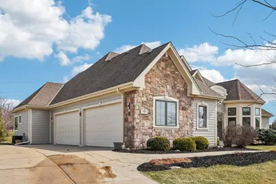 560  Birchwood Dr, Hartland, WI 53029 - Photo 2