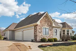 560 Birchwood Dr, Hartland, WI 53029 - Photo 2