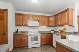 617 Hickory Hollow Rd, Racine, WI 53185 - Photo 8