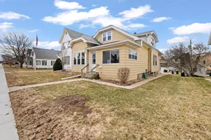 151 Edgewood Ln, West Bend, WI 53095 - Photo 2