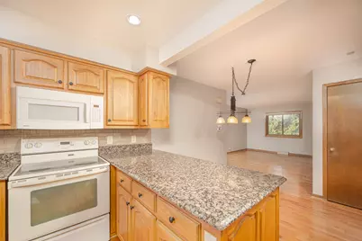 9508 W Maple Ct #01, West Allis, WI 53214 - Photo 6