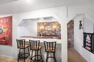 157 W Goldleaf Ave, Milwaukee, WI 53207 - Photo 6