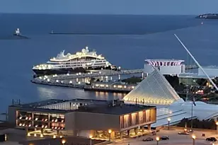 929 N Astor St, Milwaukee, WI 53202 - Photo 2