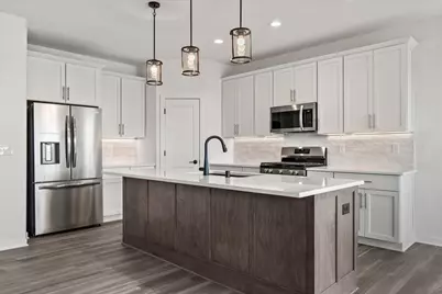 W251N2399  Valleyview Cir, Pewaukee, WI 53072 - Photo 2