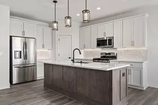 W251N2399 Valleyview Cir, Pewaukee, WI 53072 - Photo 2