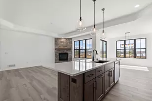 W251N2413 Valleyview Cir, Pewaukee, WI 53072 - Photo 4