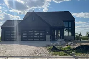 W251N2385 Valleyview Cir, Pewaukee, WI 53072 - Photo 1