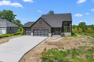W251N2385 Valleyview Cir, Pewaukee, WI 53072 - Photo 1