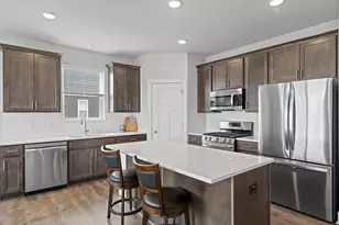 W218N16022 Tiger Lily Dr, Jackson, WI 53037 - Photo 8