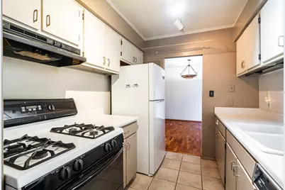5190  Woodbridge Ln, Greenfield, WI 53221 - Photo 6