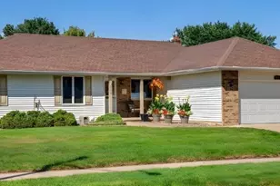 613 Ridgeview Dr, Onalaska, WI 54650 - Photo 1